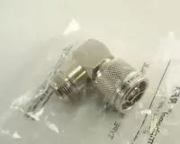 82-64-RFX Adaptador tipo Amfenol UG27 a contactos dorados tipo cubo N-Macho en ángulo recto Acabado en níquel Nuevo en bolsa.