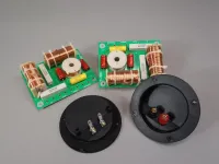 3-veis crossover-par med høy effekt 1000W RMS 8 Ohm 12 dB og stor rund terminalkopp